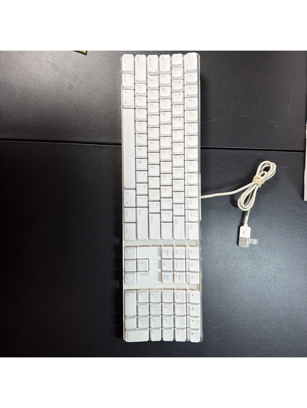 Apple A1048 Wired USB Keyboard White Standard Full Size QWERTY Numeric Keypad